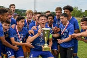Die U16-Spieler feiern mit dem Meisterpokal den Titel. (Bild: Daniela Frutiger/Freshfocus, Luzern, 15. Juni 2019)