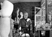 Hans Arp in seinem Atelier 1957. (Bild: Keystone)