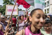 Die St.Galler Innenstadt gehörte am Freitag den streikenden Frauen. (Bild: Michel Canonica)