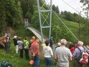 Die neue Hängebrücke über den Lochbachgraben ist ein eindrückliches Bauwerk. (Bild: PD)