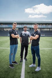 Trainer Ciriaco Sforza mit zwei Neuen, die stellvertretend für die gute Wiler Mischung stehen sollen: Der junge Verteidiger Joël Schmied (links) und Routinier Philipp Muntwiler. (Bild: Benjamin Manser)