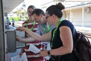 Christina Hanke von Foxtrail, Zentralbahn-Chef Michael Schürch und Reisebloggerin Kristin Reinhard (von links) testen die Schnitzeljagd. (Bild: Matthias Piazza, Hergiswil, 4. Juni 2019)