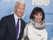 Die US-Schauspielerin, Malerin und Modedesignerin Gloria Vanderbilt, hier zusammen mit ihrem Sohn und CNN-Moderator Anderson Cooper, ist Mitte Juni 2019 im Alter von 95 Jahren gestorben. (Bild: Keystone/AP Invision/CHARLES SYKES)