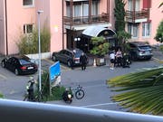 König Rama X (im bauchfreien Oberteil) verlässt das Seehotel. (Leserbild)