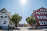 Schulhaus (links), Turnhalle (hinten) und Internat (rechts) bilden einen attraktiven Pausenhof. (Bild: Reto Martin)