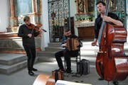 Das Trio Ambäck mit Andreas Gabriel, Markus Flückiger und Pirmin Huber (von links) lief in der Ridlikapelle Beckenried zur Höchstform auf. (Bild: Rosmarie Berlinger (Beckenried, 16. Juni 2019))