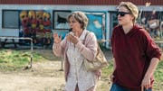 Endlich wird sie wahrgenommen: Hausfrau Britt-Marie (Pernilla August, links) startet in ein neues Leben. (Bild: Elite)