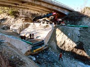 Die über sieben Tonnen schwere Stahlkonstruktion der Messanlage wurde zentimetergenau in die Aussparung der aus Beton gefertigten Wildbachsperre im Illgraben eingebaut. (Bild: Brian McArdell, WSL)