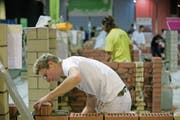 Obwohl Lehrstellen immer früher besetzt werden, sind in der Region noch über 300 verfügbar, beispielsweise als Maurer. (Bild: Sam Thomas)