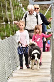 Mit Kind und Kegel beschritten die Gäste die neue Hängebrücke über den Lochbach am Walserberg. (Bild: Heidy Beyeler)