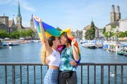Zwei Frauen küssen sich an der Zürcher Gay Pride. (Bild: Melanie Duchene/Keystone)