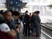 Zahlreiche Züge zwischen Bern und Lausanne fielen seit 13.10 Uhr aus. Die Reisenden mussten Umwege und Verspätungen in Kauf nehmen. (Bild: Keystone/DOMINIC FAVRE)