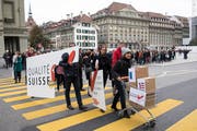 Eine breite Koalition aus rund 80 Organisationen reichen die Unterschriften für die Konzernverantwortungsinitiative ein. (Bild: KEYSTONE/Peter Schneider)