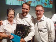 Laudatorin Irene Basler mit Jubilar Marco della Rosa und Präsident Peter Baumgartner. (Bild: Kurt Lichtensteiger)