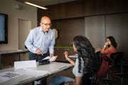 Rolf Engler, Dozent an der PHSG, lässt die 3. Realklasse in dieser Woche Mathegrundlagen repetieren. Bild: Benjamin Manser (17. Juni 2019)