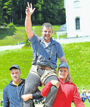 Stefan Heinzer lässt sich nach dem Sieg feiern. (Bild: Andy Scherrer / Bote der Urschweiz)