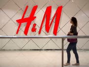 Das schwedische Modeunternehmen H&M ist im zweiten Quartal kräftig gewachsen. Die Neuausrichtung der Gruppe scheint Früchte zu tragen. (Bild: KEYSTONE/EPA/RITCHIE B. TONGO)