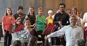 Der Orchesterverein Widnau mit Dirigent Stefan Susana (vorne rechts) zeigte zusammen mit der Singer-Songwriterin Mia Luz (vorne links) eine stimmige Matinee mit Crossover-Musik. (Bild: Ulrike Huber)