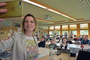 Grossbritannien-Korrespondentin Henriette Engbersen macht ein Selfie mit Lehrlingen des BWZT Wattwil. (Bild: Michael Hehli)