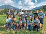Der erfolgreiche Toggenburger Nachwuchs mit dem Doppelzweig in Cazis. Der Hemberger Werner Schlegel, oben, Dritter von links, stand in der ältesten Kategorie im Schlussgang und ging als Sieger hervor. (Bild: Pascal Schönenberger)