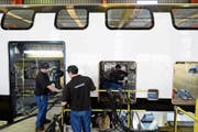 Nach internationalen Regeln beschafft: Angestellte des kanadischen Bombardier-Konzerns arbeiten an einem Fernverkehrszug für die SBB. (Bild: Laurent Gillieron/KEY (Villeneuve, 7. März 2014))