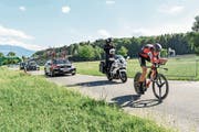 Ein Kameramann filmt auf einem Motorrad den Einsatz von Stefan Küng. (Bild: Andy Müller/Freshfocus (Cham, 10. Juni 2017))