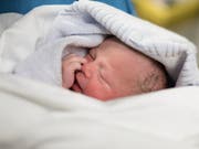 In Schaffhausen erblickte eine kleines Mädchen das Licht der Welt auf dem Weg ins Spital. Es sorgte bei den Eltern, bei der Polizei und der Sanität für viel Aufregung. (Bild: KEYSTONE/GAETAN BALLY)