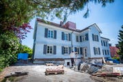Das alte Schulhaus an der Kirchlistrasse 2 wird derzeit für die Tagesbetreuung und den Kindergarten umgebaut. (Bild: Urs Bucher - 17. Juni 2019)
