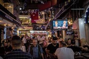Das TV-Duell zwischen Ekrem Imamoglu (links) und Binali Yildirim wurde letzten Sonntag selbst in Bars gezeigt. (Bild: Chris McGrath/Getty, Istanbul)