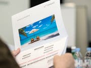 Schweizerinnen und Schweizer buchen ihre Ferien im Sommer vermehrt kurzfristig. Diesen Trend beobachtet auch die Migros-Reisetochter Hotelplan. Die Herbstferien werden dagegen nach wie vor eher im Voraus gebucht. (Bild: KEYSTONE/PATRICK B. KRAEMER)