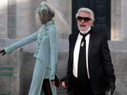 Die Kleider und Handtaschen des im Februar verstorbenen Stardesigners Karl Lagerfeld waren im vergangenen Jahr vor allem in Asien heiss begehrt. (Bild: KEYSTONE/EPA/IAN LANGSDON)