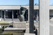 Hans Arp schuf die Skulptur «Weltenbaum», die heute vor der HSG St.Gallen steht und sich vor dem fernen Alpstein verneigt. (Bild: Hanspeter Schiess)