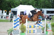 Janina Fuchs ist unterwegs mit der jungen Stute Tacora RM Fox, die ihre ersten Parcourserfahrungen sammelt. Bild: Sonja Grob (Ruswil, 16. Juni 2019)