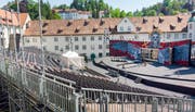 Die Festspielbühne steht schon einige Zeit auf der Klosterwiese. Die Oper «Il trovatore» feiert am Freitag, 28. Juni Premiere. (Bild: Urs Bucher - 5. Juni 2019)