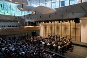 Konzertsaal mit Blick ins Grüne: Die Berliner Philharmoniker im Eröffnungskonzert am Sonntag in der Konzerthalle Andermatt. (Bild: pd)