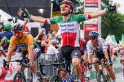 Elia Viviani bejubelt seinen Etappensieg an der Tour de Suiss in Arlesheim. (Bild: Andy Mueller/freshfocus)