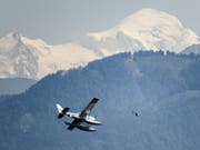Zwei Schweizer Bergsteiger sind am Dienstag am Mont-Blanc in den französischen Alpen von der Polizei abgefangen worden, nachdem sie mit einem Kleinflugzeug auf 4450 Metern Höhe gelandet waren. (Bild: Keystone/VALENTIN FLAURAUD)