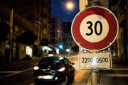 Tempo-30-Zonen dürfen auf Hauptverkehrsachsen innerorts auch weiterhin eingeführt werden. (Bild: Jean-Christophe Bott/Keystone (Lausanne, 4. Juni 2017))