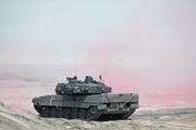 Der Leopard 2, hier bei einem Nato-Manöver in Polen, ist das Prunkstück der deutschen Waffenindustrie. Mehr als 3000 Stück wurden bisher an 16 Nationen verkauft. (Bild: Sean Gallup/Getty Images, Zagan, 12. Juni 2019)
