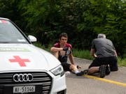 Geraint Thomas sitzt nach seinem Sturz am Boden (Bild: KEYSTONE/TOUR DE SUISSE/SAM BUCHLI)