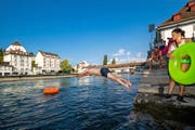 Schwimmen in der Reuss ist beliebt. (Bild: Philipp Schmidli, Luzern, 2. August 2018)