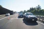 Durch diesen Auffahrunfall auf der A4 bei Steinhausen geriet der Verkehr ins Stocken. (Bild: Zuger Polizei)