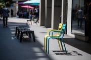 150 trendig-bunte Sitzgelegenheiten gibt es aktuell in der Stadt Luzern. (Bild: Nadia Schärli, 17. Juni 2019)