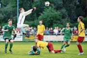 Spektakuläre Faustabwehr von Sempach-Goalie Raphael Helfenstein. (Bild: Philipp Schmidli (Sempach, 18. Juni 2019))