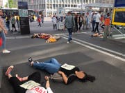 Wegen des Klimawandels sterben: Die Aktion vom Dienstagnachmittag vor dem Hauptbahnhof war auch ein Hinweis auf die nächste Klimademo vom Freitag. (Bild: Emma Wolf - 18. Juni 2019)