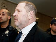 Schwieriges Mandat: Der ehemalige Hollywood-Filmproduzent Harvey Weinstein hat bereits den dritten Anwalt aus seinem Verteidiger-Team verloren. (Bild: KEYSTONE/EPA/JUSTIN LANE)