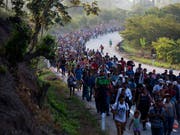 Die Vereinigten Staaten als Ziel: Migranten aus Zentralamerika zu Fuss unterwegs in Mexiko. (Bild: KEYSTONE/AP/MOISES CASTILLO)