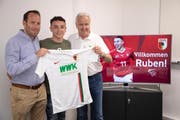 Ruben Vargas (Mitte) mit seinem Berater Josef Jost (rechts) und dem Augsburg-Geschäftsführer Michael Ströll bei der Präsentation beim Bundesligisten. (Bild: FC Augsburg, 17. Juni 2019)