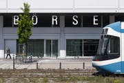 Die Äquivalenzanerkennung für die Schweizer Börse durch die EU – im Bild der SIX-Hauptsitz an der Pfingstweidstrasse in Zürich – droht Ende Juni auszulaufen. (Bild: Ennio Leanza/Keystone, 5. Mai 2017)