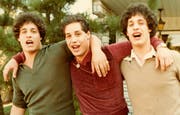 Sie mögen Alkohol und Marlboros, Frauen und Autos: die jungen wilden Drillinge. (Bild: Praesens-Film)